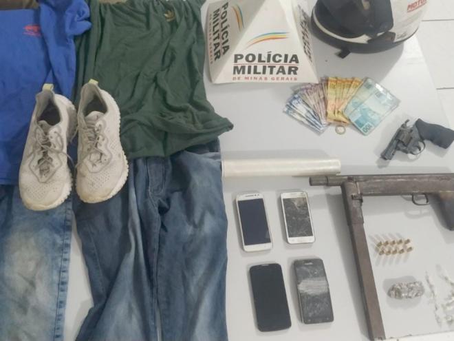 Roupas, arma, réplica, celulares e outros produtos recolhidos com autores confessos de roubo 