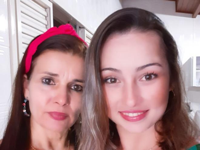 A empresária Carla Grasielle Silva, de 33 anos e a tia Sônia Maria da Silva, que lhe fez a doação 