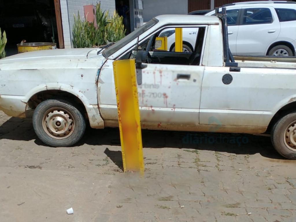 Com estouro de pneu de carreta, o borracheiro Moacir Martins foi projetado a sete metros e atingiu essa barra de ferro na porta da oficina 