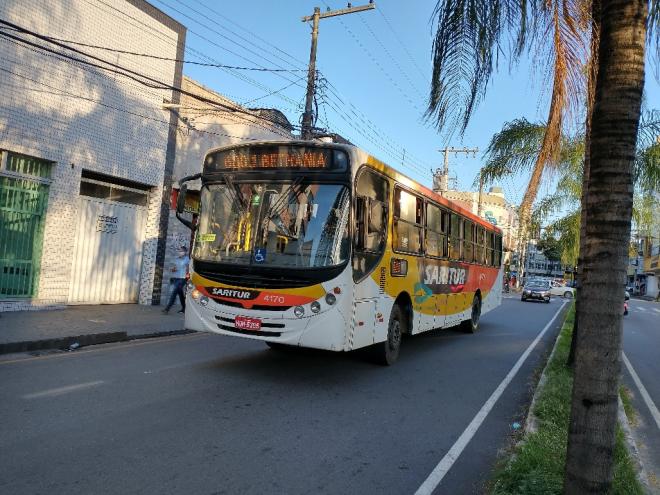 Medida visa oferecer maior conforto aos beneficiários, facilitando sua locomoção nos ônibus em que têm direito de embarcar 