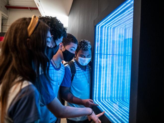 Os painéis com imagens autocinéticas estão entre as atrações da exposição até o próximo dia 23