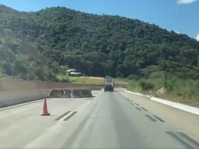 Blocos de concreto geram riscos de acidentes no trecho em que houve deslizamento de encosta em Bom Jesus do Amparo 