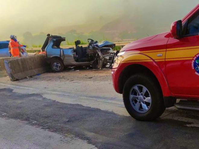 Duas pessoas saíram com ferimentos graves em um dos acidentes no trecho com estreitamento de pista na BR-381 em Bom Jesus do Amparo 