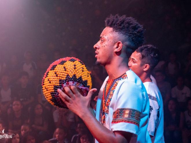 Júlio César na apresentação do espetáculo Tribais, da Rede Cultural Beija-Flor