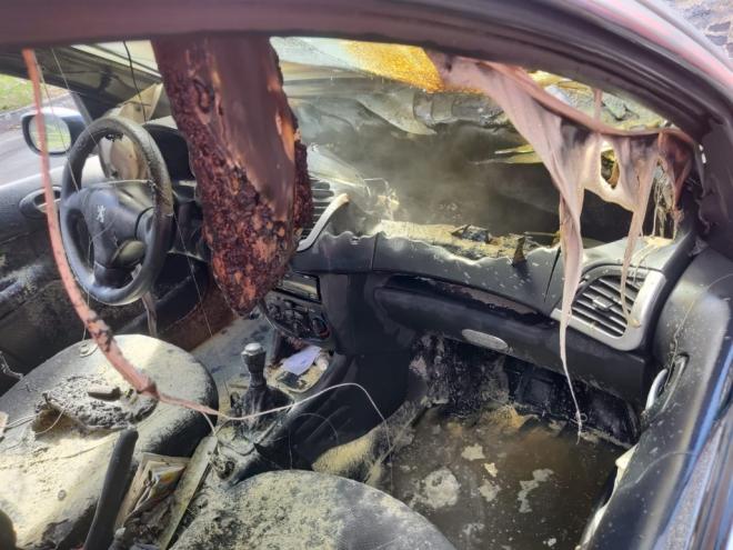 Carro teve avarias generalizadas com o fogo, iniciado sob o capô 