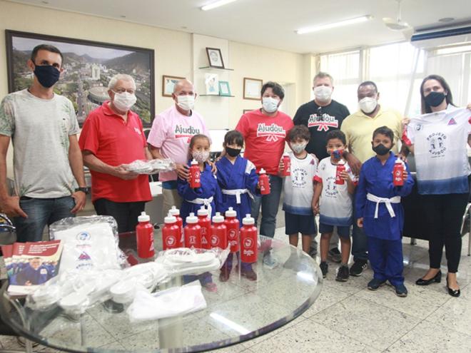 Ao todo, serão entregues 600 quimonos, 600 pares de chinelos, 600 garrafinhas de água, 1,2 mil cartilhas educativas e 360 tatames  