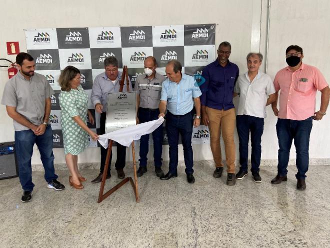 Descerramento da placa marcou a inauguração da sede da entidade 