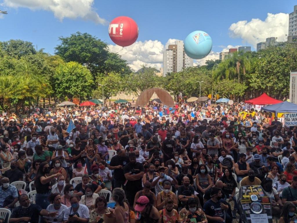 Quase todas as redes estaduais proíbem professores de ensino