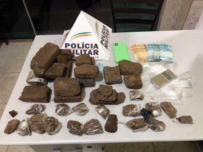 As porções de maconha apreendidas pelos policiais militares