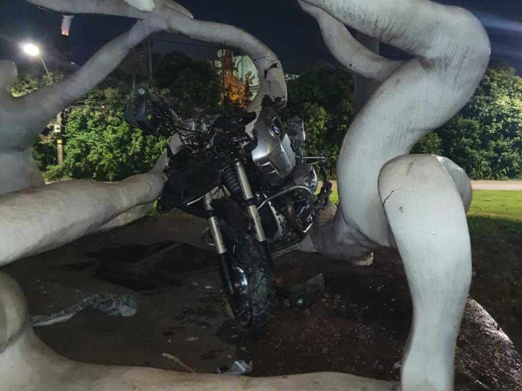 Motocicleta atingiu a escultura e condutor foi projetado à distância no gramado 