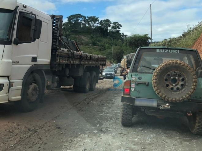 Sem pavimentação e com ondulações, o desvio da BR-381 em Nova Era tem registrado congestionamentos   