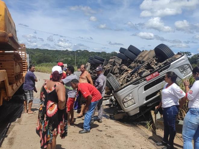 Caminhoneiro seguia rumo a Belo Horizonte, quando perdeu o controle do Iveco e capotou com a carreta que tracionava 