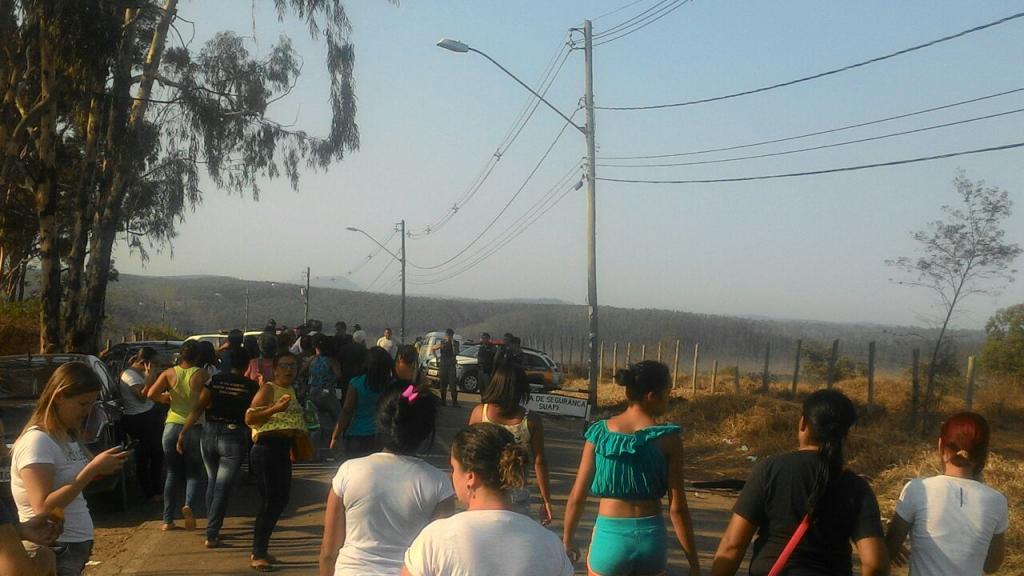 Público foi contido em uma área a cerca de 500 metros do portão principal do Ceresp