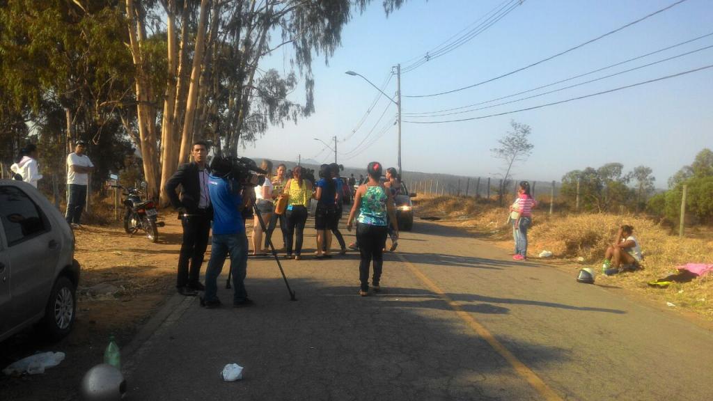 Preocupados, familiares de presos aparecem a todo momento na avenida de acesso ao Ceresp