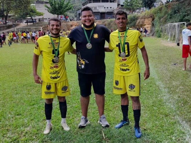 O técnico Jordan Morais, ao lado dos também campeões Carlos e Marquinhos
