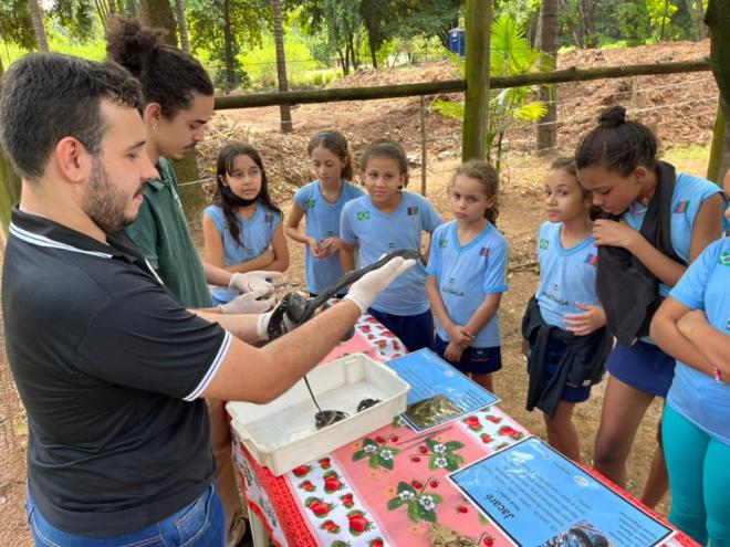 Durante a visita ao viveiro, os alunos foram apresentados a alguns animais