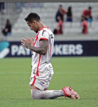 Lateral-direito Renan Souza chega para brigar pela titularidade