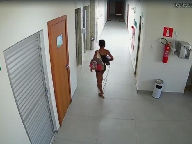 Ela pede para ir ao banheiro e pratica furto no interior das empresas. A autora tem diversas passagens e foi presa essa semana pela terceira vez 