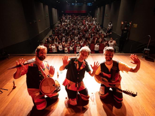 Em Timóteo, alunos ficaram empolgados com as roupas, as cores e as músicas