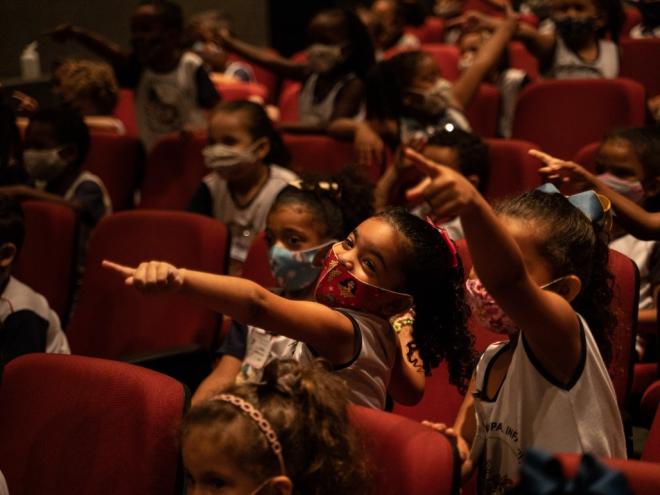 As crianças se divertiram com as brincadeiras no palco do teatro