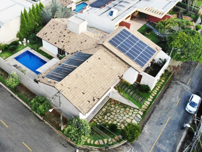 No caso de residências, as placas são instaladas no espaço disponível no telhado