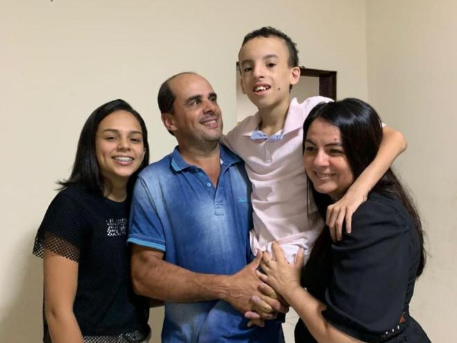 Foto da comemoração dos 12 anos de Guilherme, acompanhado da mãe, do pai e da irmã