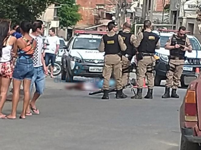 Os policiais militares junto ao corpo da vítima no Recanto Verde