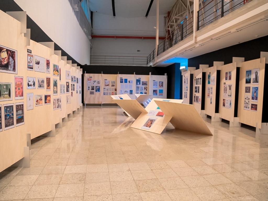 A exposição reúne 500 ilustrações e fica aberta ao público até 28 de maio na galeria do CCU