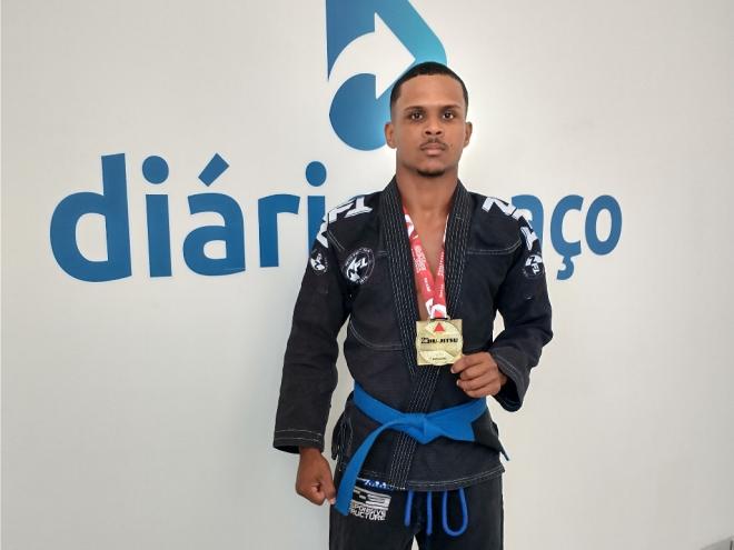 João Victor mostra a medalha de ouro que faturou na competição