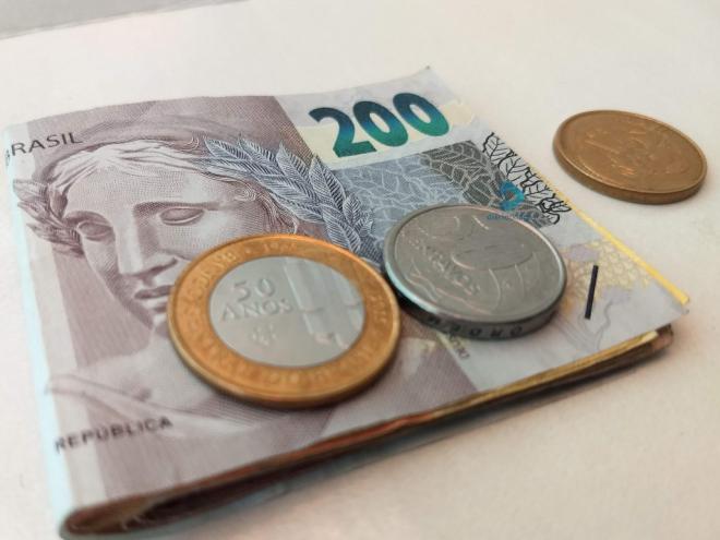 Com inflação em alta, salário mínimo perde o poder de compra e Dieese calcula quanto seria necessário para família de quatro pessoas viver com dignidade 