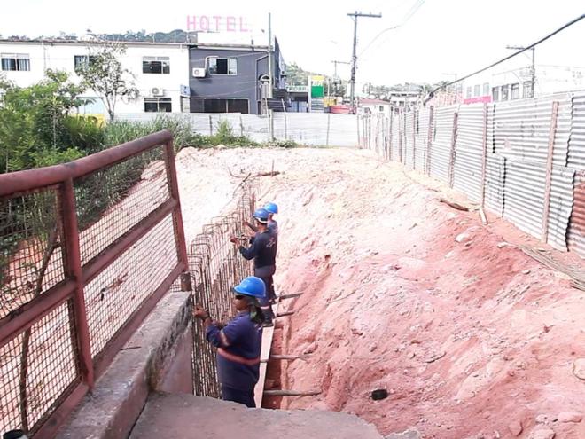 A fase atual das intervenções está concentrada na construção de um muro de contenção de concreto armado e instalação de bueiros