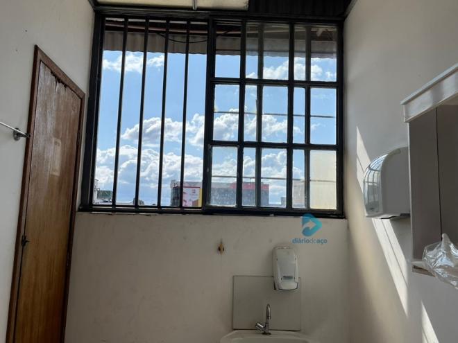 Na Lojas Tenda, a administração da empresa já mandou instalar uma grade na janela por onde os suspeitos entraram 