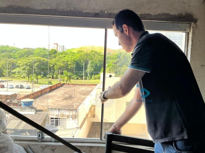 Empresário mostra janela usada pelos criminosos para invadir sua loja 