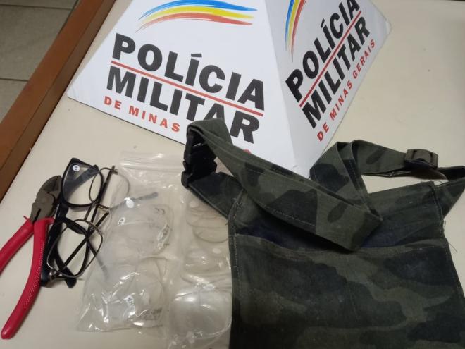 Com o autor confesso de arrombamentos foram apreendidos óculos, alicate para romper cadeados e uma bolsa