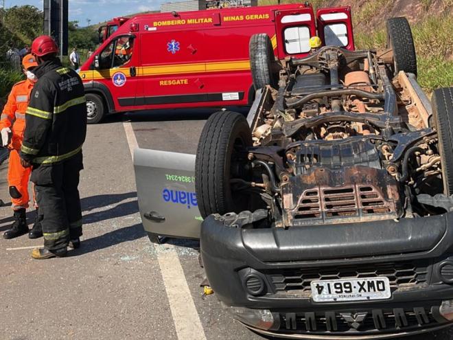 Motorista foi resgatado e encaminhado ao Hospital Márcio Cunha, em Ipatinga; o passageiro foi levado para a UPA com escoriações no rosto 