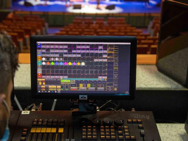 Cursos abordam formação nas áreas de técnico de luz, de som, de palco e várias áreas nas artes cênicas