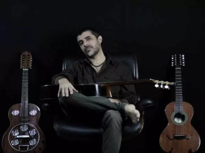 No violão, o músico Makely Ka é um dos candidatos à premiação