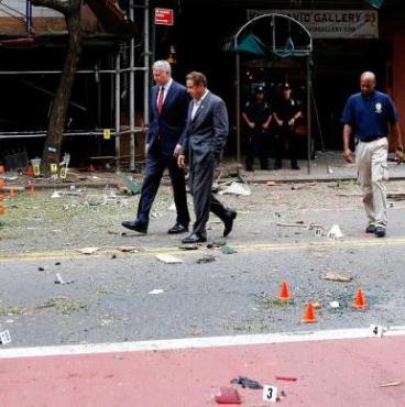 O prefeito e o governador de Nova York, Bill de Blasio e Andrew Cuomo, visitam o bairro de Chelsea, onde uma bomba explodiu no sábado à noite