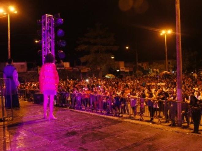 Atores da comunidade se destacam na encenação tradicional, que volta a ter presença de público