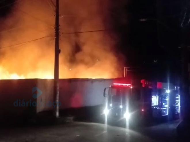 Os bombeiros trabalharam durante a madrugada para combater o incêndio no Vila Celeste
