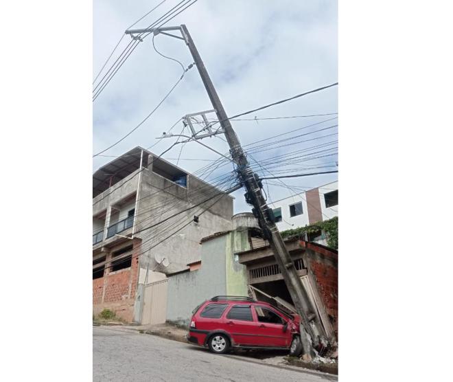 Ao tentar fugir da polícia, homem perdeu o controle, bateu em dois veículos, colidiu com um poste da rede elétrica, atingiu um portão e ainda bateu em uma moto na garagem 