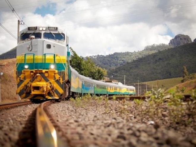 Por causa de reparos na estrada de ferro entre Antônio Dias e Barão de Cocais, trem de passageiros teve viagem suspensa nos dois sentidos entre o Vale do Aço e Belo Horizonte
