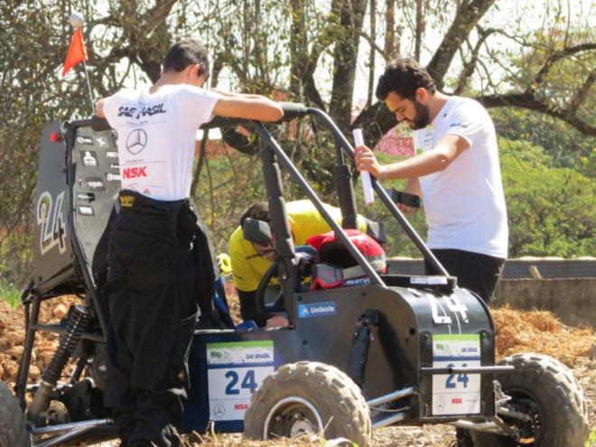 A equipe do Unileste projetou e construiu um mini-automóvel recreativo conhecido como Baja