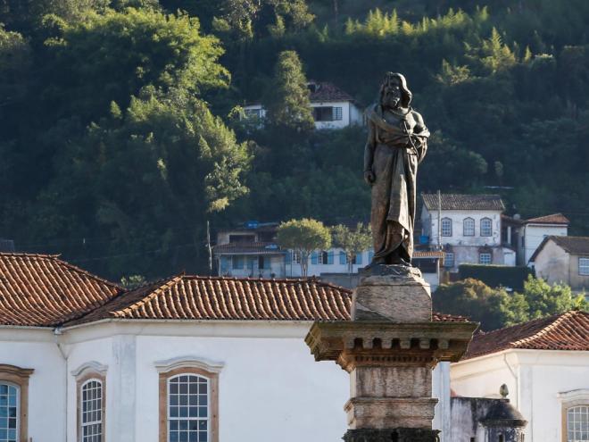 Estátua dedicada ao primeiro herói nacional repousa no alto de um marco, na Praça Tiradentes, em Ouro Preto 