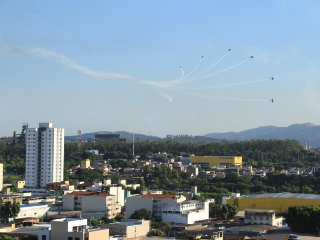 O céu de Ipatinga foi desenhado pela apresentação da Esquadrilha da Fumaça
