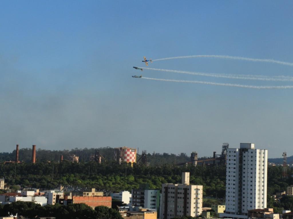 Apresentação da Esquadrilha da fumaça na tarde deste sábado 