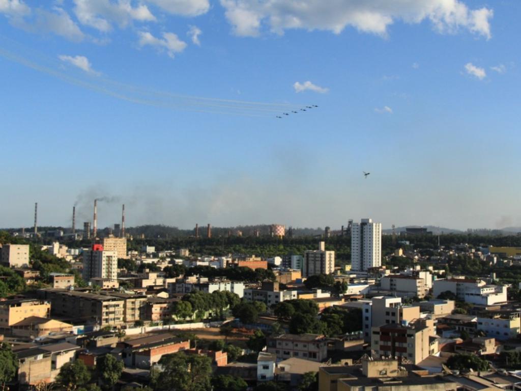 As performances acrobáticas são realizada com sete aeronaves 