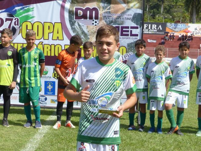 Asafe, jogador do Coopevale, levou o troféu de artilheiro da categoria mirim 