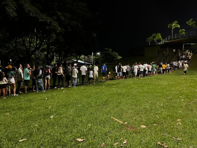 Dezenas de pessoas perderam o início do jogo tentando entrar no estádio
