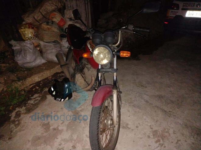 Polícia investiga se essa moto foi usada na fuga do assassino e de um comparsa 